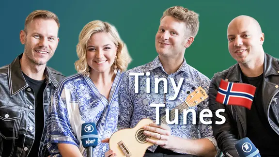 Die norwegische Band KEiiNO mit Moderator Stefan Spiegel, der eine Ukulele in der Hand hält.