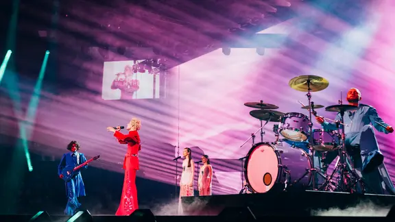 Ziferblat auf der Bühne für die Ukraine in Basel.