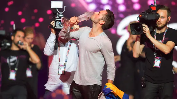 Måns Zelmerlöw freut sich über den Sieg.