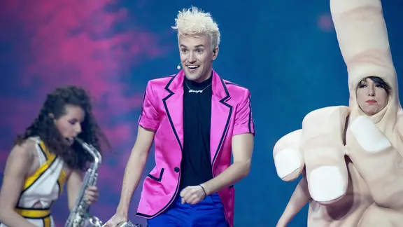 Jendrik (Deutschland) mit Tänzerinnen und Musikerinnen auf der Bühne.