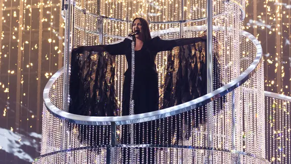 Yuval Raphael auf der Bühne für Israel in Basel.