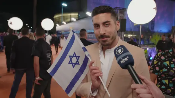 Der israelische ESC-Teilnehmer 2019 Kobi Marimi auf dem Orange Carpet in Tel Aviv.