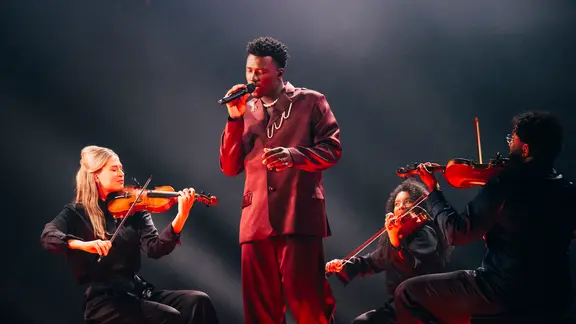 Claude auf der Bühne für die Niederlande in Basel