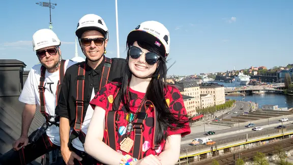 Jamie-Lee mit Michi und Smudo auf einem Dach.