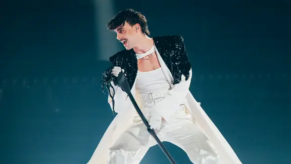 Adonxs auf der Bühne für Tschechien in Basel