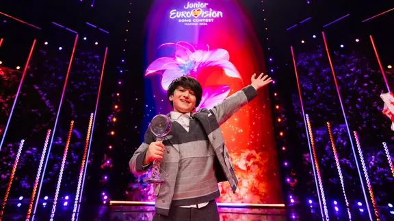 Andria Putkaradze aus Georgien mit der Trophäe des Junior ESC 2024.