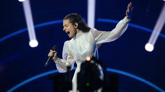 Die Sängerin Amanda Georgiadi Tenfjord auf der ESC-Bühne in Turin.