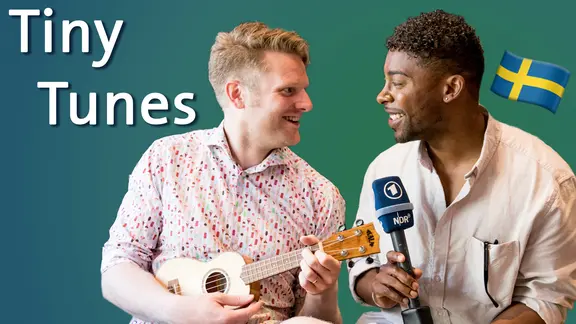 Der schwedische ESC Teilnehmer John Lundvik mit Moderator Spiegel, die ein Lied mit der Ukulele singen.