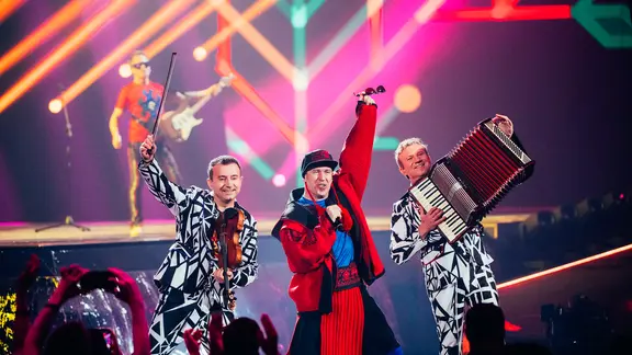 Die Gruppe Zdob și Zdub & Fraţii Advahov auf der ESC-Bühne in Turin.