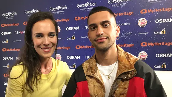 Alina Stiegler sitzt neben Mahmood, dem italienischen ESC-Teilnehmer.