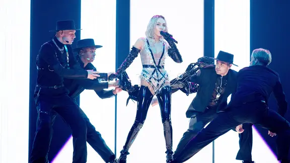 Für Zypern steht Tamta mit "Replay" auf der ESC-Bühne in Tel Aviv 2019.