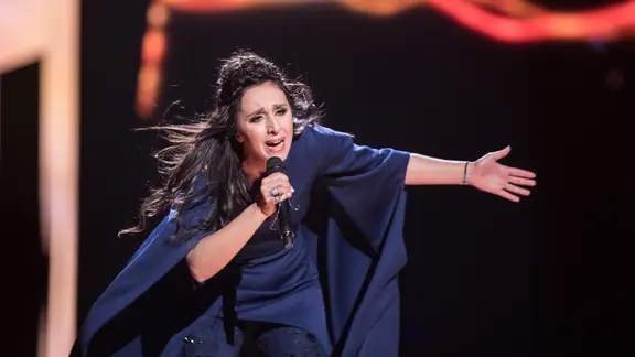 Jamala aus der Ukraine auf der ESC Bühne.