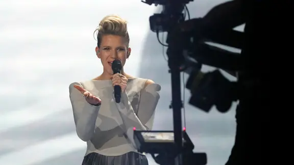 Levina performt "Perfect Life" auf der ESC-Bühne in Kiew.