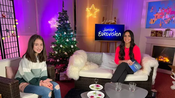 Pauline und Moderatorin Jessica "Jess" Schöne im Studio der Junior-ESC-Countdown-Sendungen 2021 in Paris.