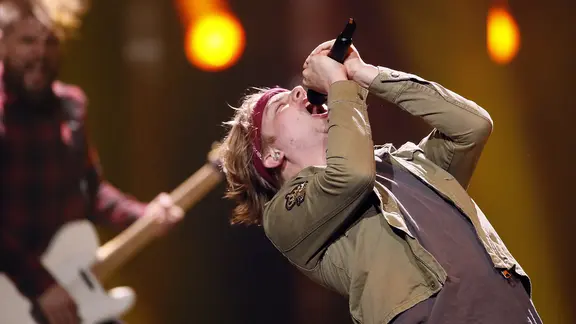 Örs Siklósi auf der Bühne in Lissabon.