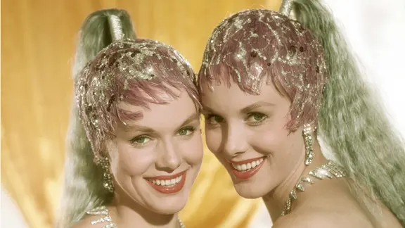 Alice und Ellen Kessler in aufwengiden Showkostümen.