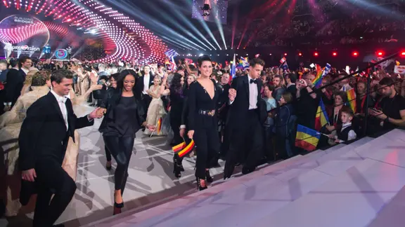 Ann Sophie und andere Teilnehmer des ESC betreten die Bühne.