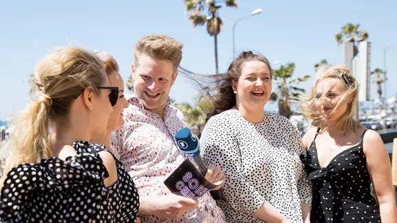Der Moderator Stefan Spiegel mit den polnischen ESC-Kandidaten Tulia in Tel Aviv.