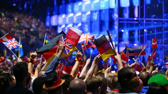 ESC-Publikum schwenkt Fahnen verschiedener Länder