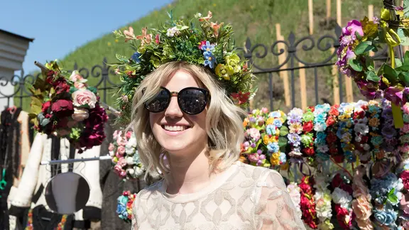 Levina trägt einen Kranz aus Blumen auf dem Kopf.