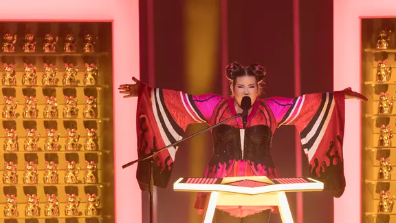 Netta auf der Bühne in Lissabon.