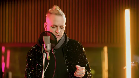 Lord Of The Lost bei einer Akustik-Performance in ihrem Studio