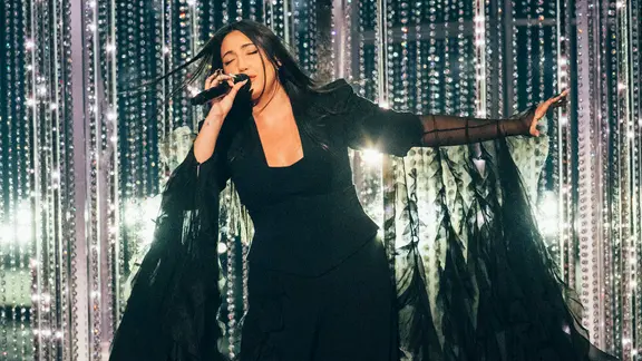 Yuval Raphael auf der Bühne für Israel in Basel.