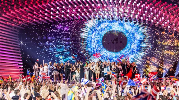 ESC-Bühne und Publikum mit Fahnen