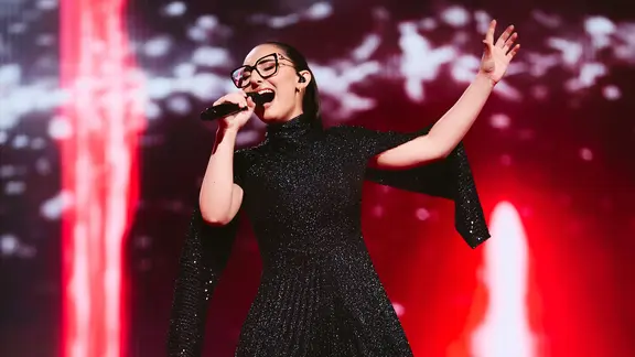 Klavdia auf der Bühne für Griechenland in Basel