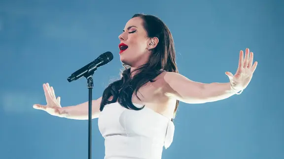 Nina Žižić auf der Bühne für Montenegro in der St. Jakobshalle