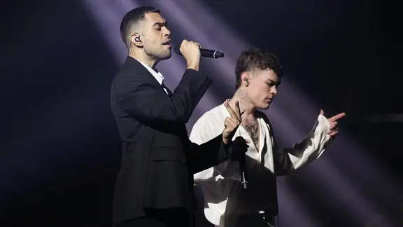 Mahmood & Blanco (Italien) mit "Brividi" auf der Bühne in Turin.