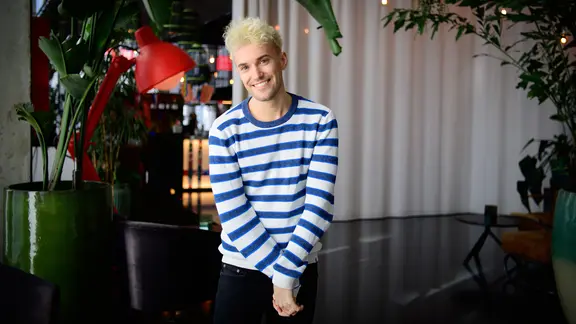 Der Sänger und Musicaldarsteller Jendrik Sigwart in der Bar des Nhow-Hotels.