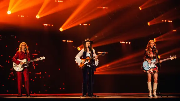 Die Gruppe "Systur" auf der ESC-Bühne in Turin.