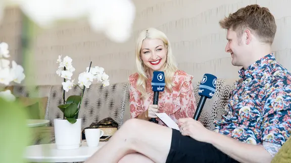 Kate Miller-Heidke aus Australien im Speeddate mit Stefan Spiegel.
