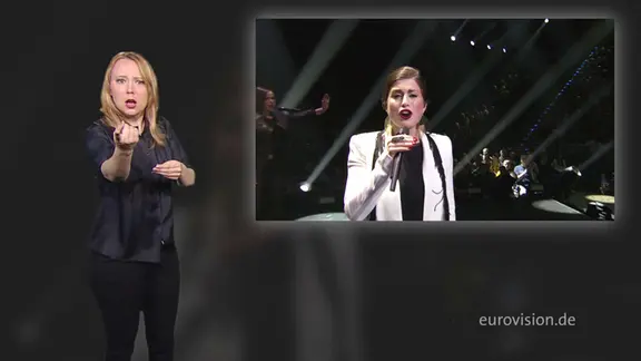 Eine Gebärdensprachdolmetscherin übersetzt das Musikvideo Black Smoke von Ann-Sophie