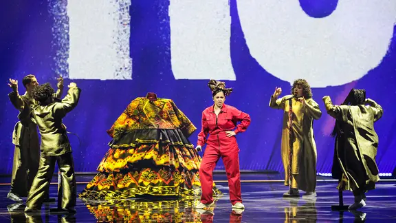 Die Sängerin Manizha auf der ESC-Bühne in Rotterdam beim ersten Halbfinale.