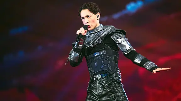 Kyle Alessandro auf der Bühne für Norwegen in der St. Jakobshalle