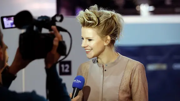 Levina kommt im ESC-Backstage-Bereich im Messezentrum von Kiew an.