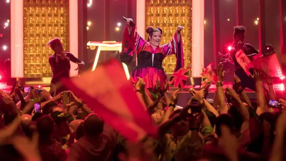 Netta auf der Bühne in Lissabon.