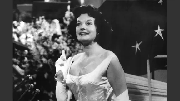 Margot Hielscher bei ihrem Auftritt 1958 beim Grand Prix d'Eurovison de la Chanson im niederländischen Hilversum.