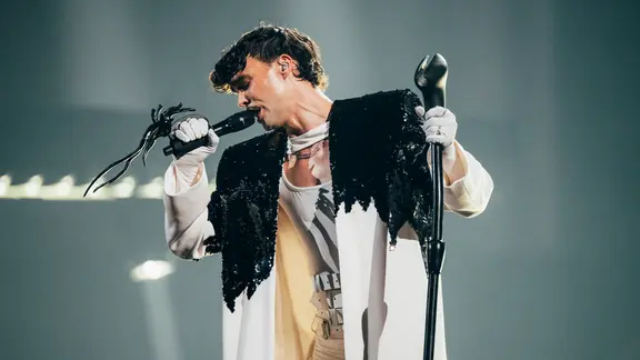 Adonxs auf der Bühne für Tschechien in Basel