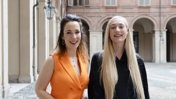 Moderatorin Alina Stiegler mit Sängerin S10 aus den Niederlanden.