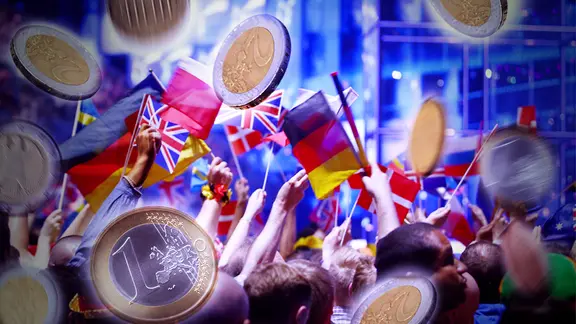 Euromünzen schweben durch geschwenkte Fahnen