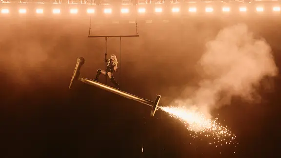 Erika Vikman auf der Bühne für Finnland in der St. Jakobshalle