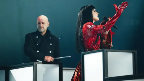 Shkodra Elektronike auf der Bühne für Albanien in der St. Jakobshalle