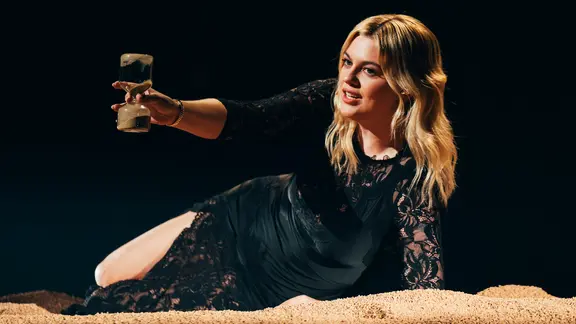 Louane auf der Bühne für Frankreich in Basel