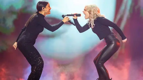 S!sters mit "Sister" auf der Bühne beim Vorentscheid in Berlin.