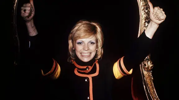 Die strahlende Französin Severine hat am 3. April 1971 in Dublin mit ihrem Titel "A Bench, a Tree and a Street" den Grand Prix Eurovision de la Chanson gewonnen.