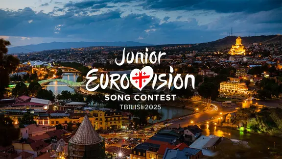 Tiflis in Georgien mit dem Logo des Junior Eurovision Song Contest 2025