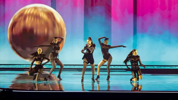 Die Sängerin Efendi auf der ESC Bühne in Rotterdam beim ersten Halbfinale.